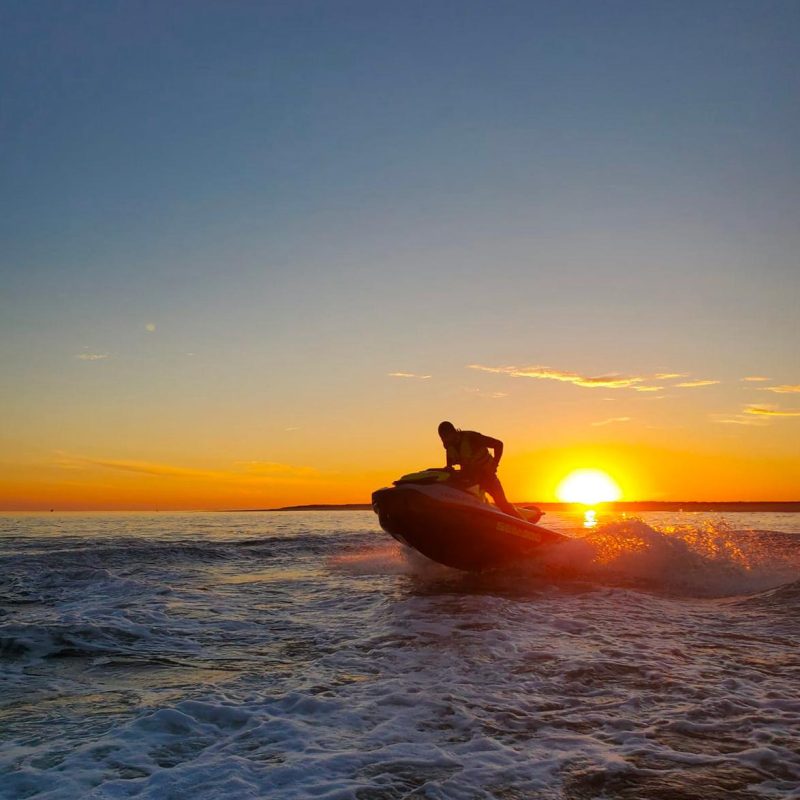 Jetski - plage - coucher-de-soleil